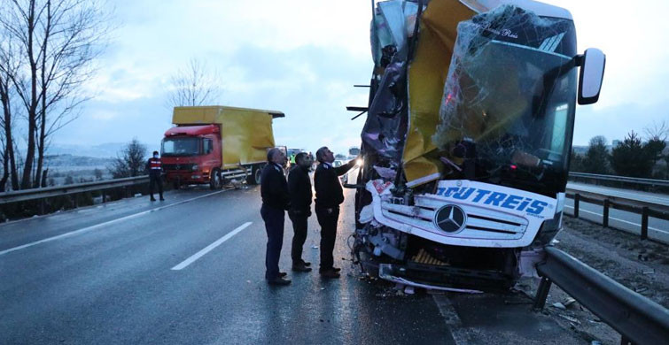 Bolu’da, Arıza Yapan Kamyona Yolcu Otobüsü Çarptı