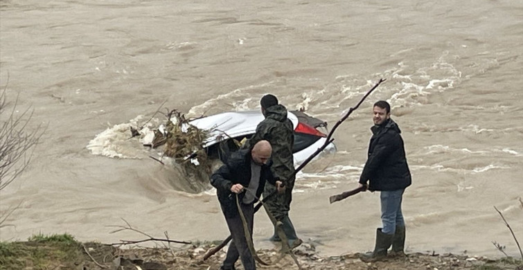 Bolu'da Çaya Düşen Otomobil Traktörle Kurtarıldı
