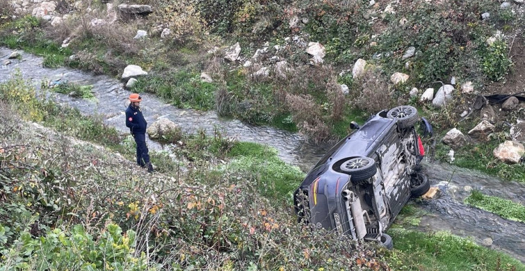 Bolu'da Dereye Devrilen Otomobilden İki Yaralı