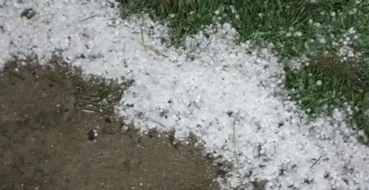 Bolu'da Dolu Yağışı Yeşil Alanları Beyaza Bürüdü