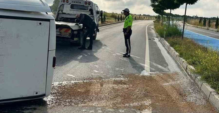 Bolu’da hafif ticari araç devrildi, sürücü itfaiye tarafından kurtarıldı