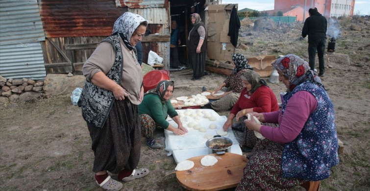 Bolu'da Kadınlar Geleneksel "Kürül" Yapımını İmece Usulü Devam Ettiriyor Bolu'da Kadınlar Geleneksel "Kürül" Yapımını İmece Usulü Devam Ettiriyor
