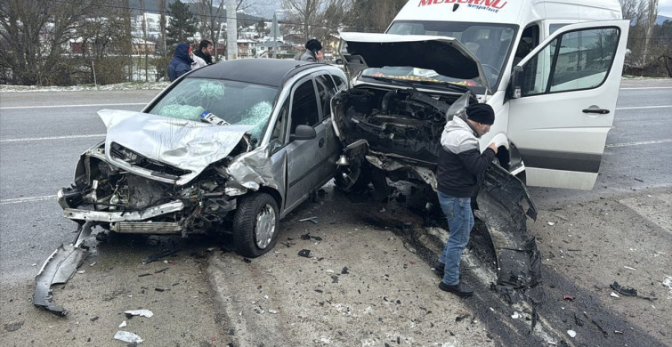 Bolu'da Minibüs-Otomobil Çarpışması: 1 Ölü, 9 Yaralı