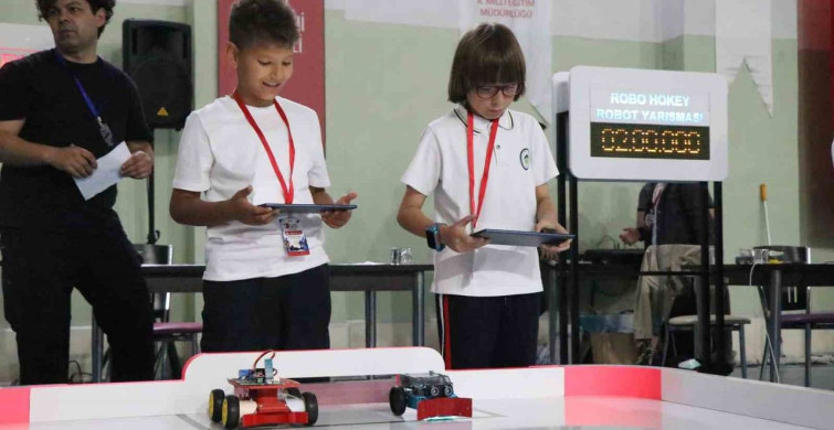 Bolu'da Öğrenciler Mini Robotlarla Yarıştı