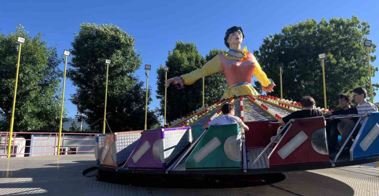 Bolu'da otizmli çocuğa lunaparkta özel tur düzenlendi