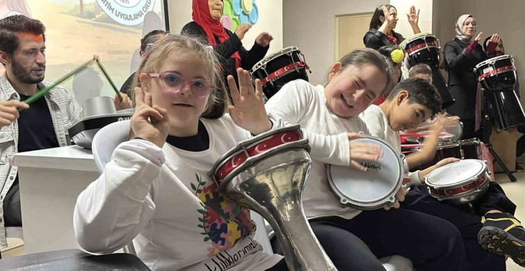 Bolu'da Özel Öğrencilerden Renkli Kutlama: Darbuka Gösterisi İlgiyle İzlendi