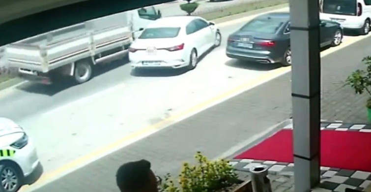 Bolu’da park yerinden çıkan otomobile kamyon çarptı