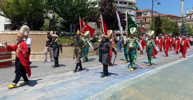 Bolu'da sünnet şöleni coşkusu: İzzet Baysal Caddesi'nde mehterli yürüyüş