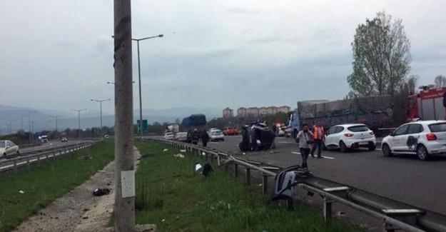 Bolu'da TEM Otoyolu'nda Kaza Sonucu 1 Kişi Öldü 4 Kişi Yaralandı