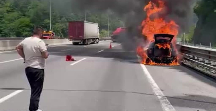 Bolu'da Tem Otoyolu'nda Otomobil Yangını