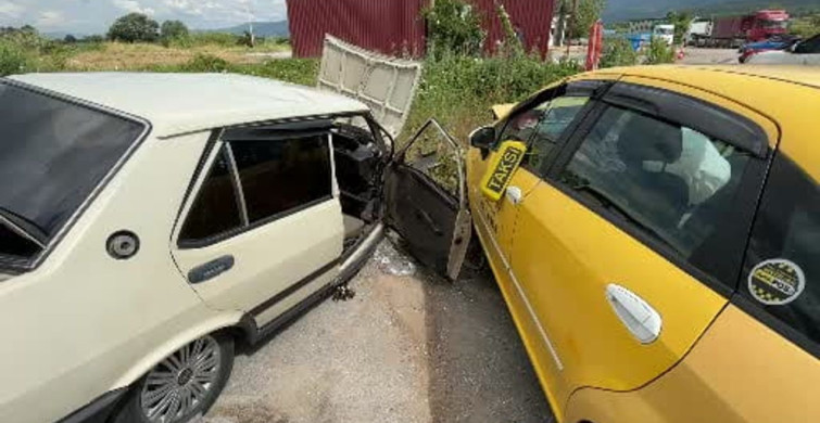 Bolu'da ticari taksi ile otomobil çarpıştı: 5 yaralı