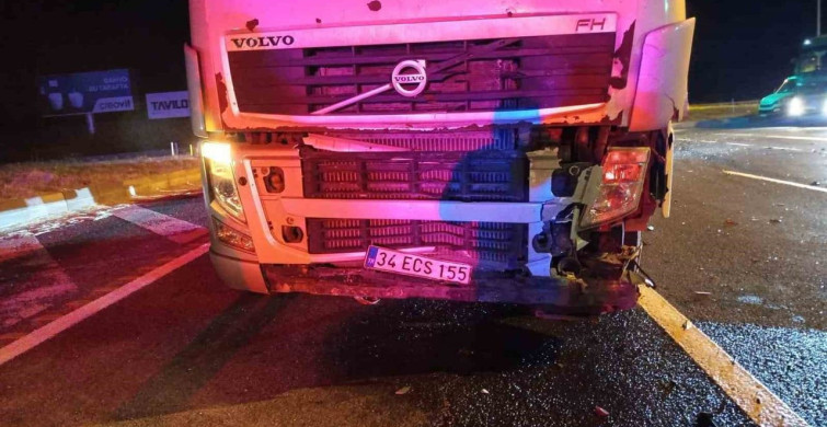 Bolu’da tırın çarptığı otomobilde 3 kişi yaralandı