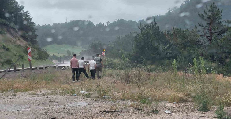 Bolu'da virajı alamayan hafif ticari araç yoldan çıktı: 3 yaralı