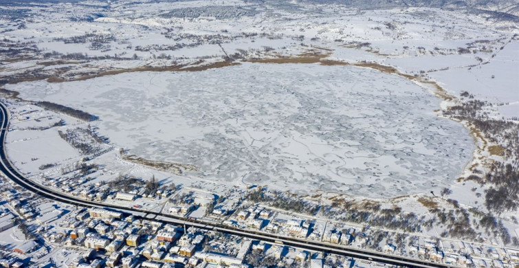 Bolu'da Yeniçağa Gölü Buzla Kaplandı