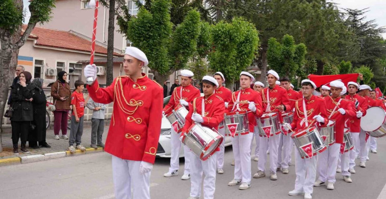 Bolvadin'de Gençlik Yürüyüşü Coşkuyla Gerçekleşti