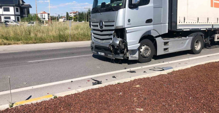 Bolvadin'de kavşakta otomobil ve tır çarpıştı: 1 yaralı