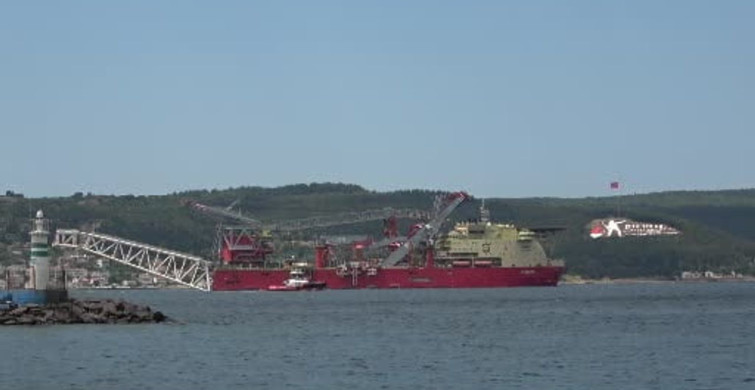 Boru döşeme gemisi ’JSD 6000’ çanakkale boğazı’ndan geçti