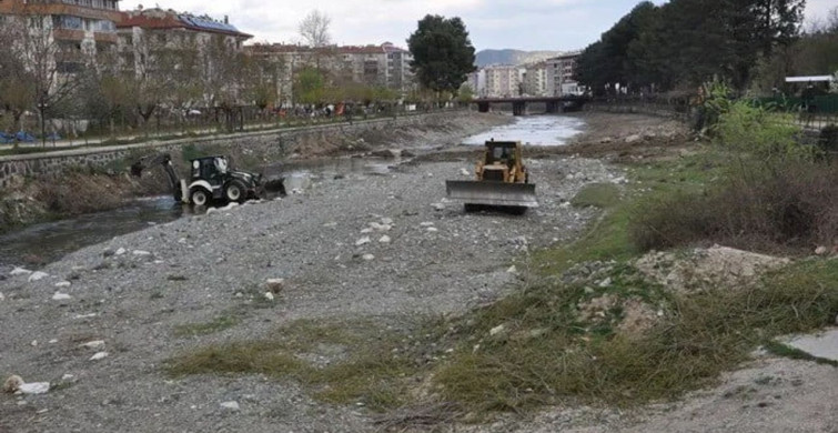 Boyabat'ta Taşkın Riskini Azaltan Kolaz Çayı Temizlik Çalışmaları