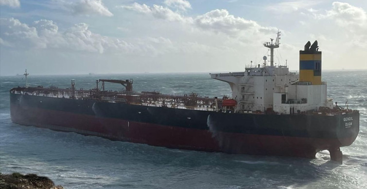 Bozcaada'da Ham Petrol Tankeri Karaya Oturdu