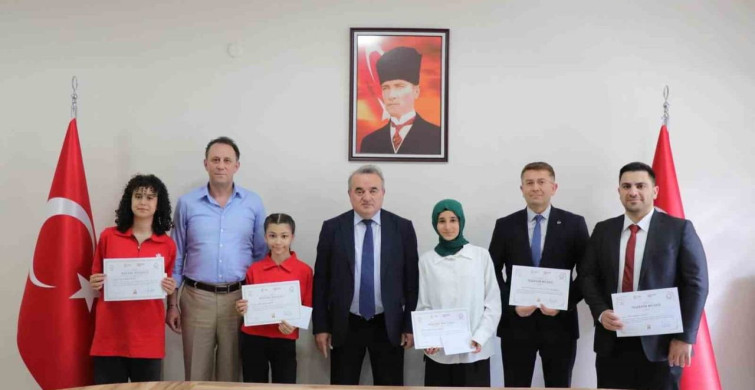 Bozüyük'te Türkiye Derecesi Elde Eden Öğrencilere Ödül Töreni