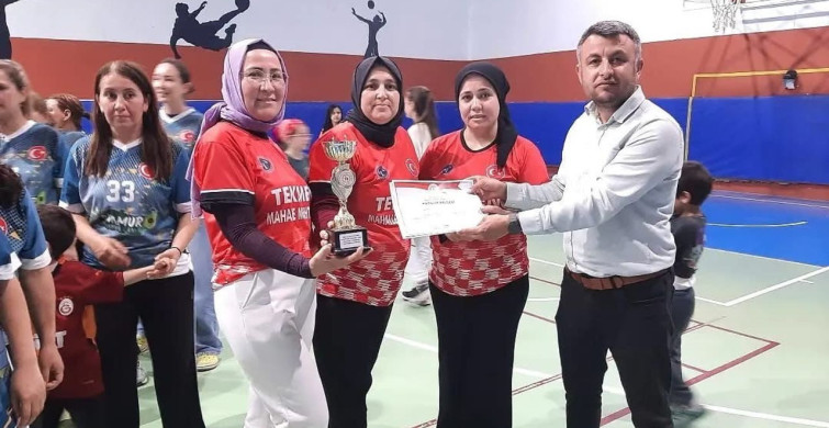Bozyazı'da Anneler Günü İçin Voleybol Turnuvası Düzenlendi