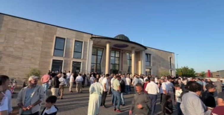 Brühl'de Müslümanlar Kurban Bayramı İçin Camide Buluştu