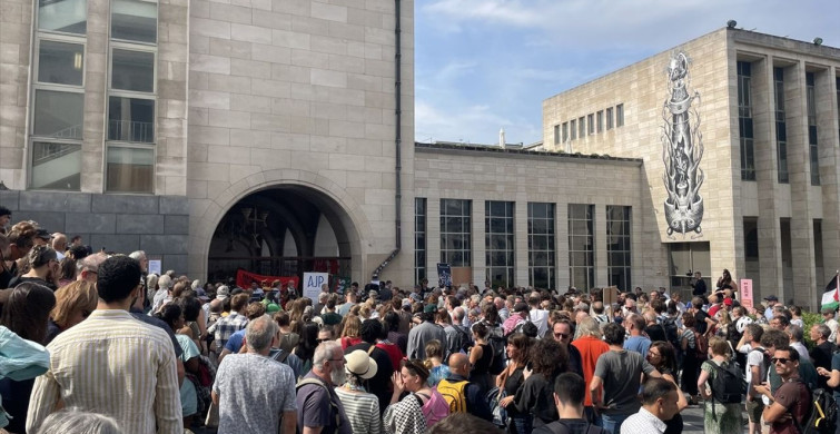 Brüksel'de Gazetecilere Yönelik Katliama Karşı Protesto Düzenlendi