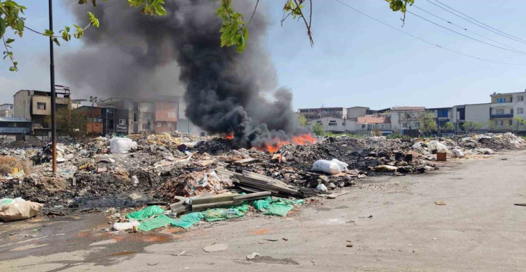 Buca'da Sanayi Atıklarının Olduğu Alanda Yangın Çıktı