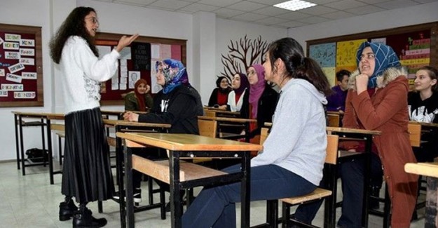 Buket Öğretmen Protez Bacaklarıyla Öğrencilerine Koştu!
