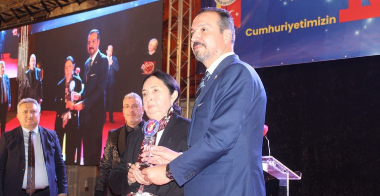 Bükreş'te Kürşad Zorlu'ya Özel Ödül Bükreş'te Kürşad Zorlu'ya Özel Ödül