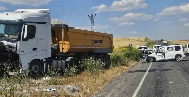 Bulanık'ta kamyon ve kamyonet çarpıştı: 2 ölü, 2 yaralı