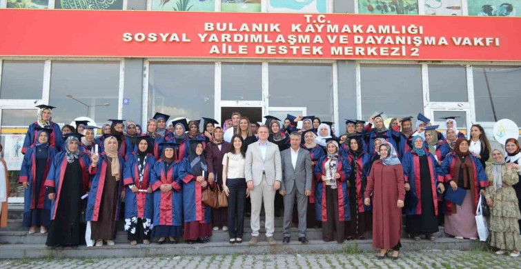 Bulanık'ta okuma yazma öğrenen 50 kadın mezuniyet sevinci yaşadı