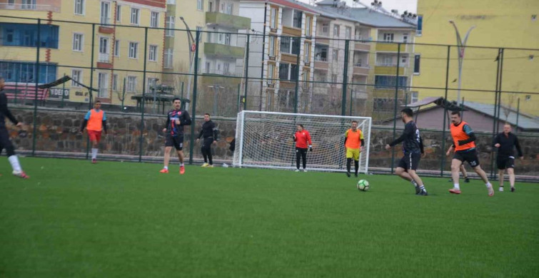 Bulanık’ta Protokol ve Emniyet Mensuplarından Dostluk Maçı