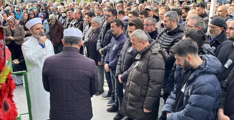 Bulgaristan'daki Trafik Kazasında Hayatını Kaybeden Öğrenci Çanakkale'de Defnedildi