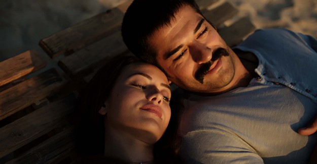 Burak Özçivit ve Fahriye Evcen'den Hayranlarını Üzen Haber
