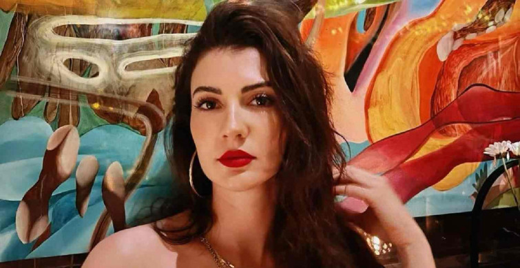 Burcu Özberk’ten bikinili tatil pozları