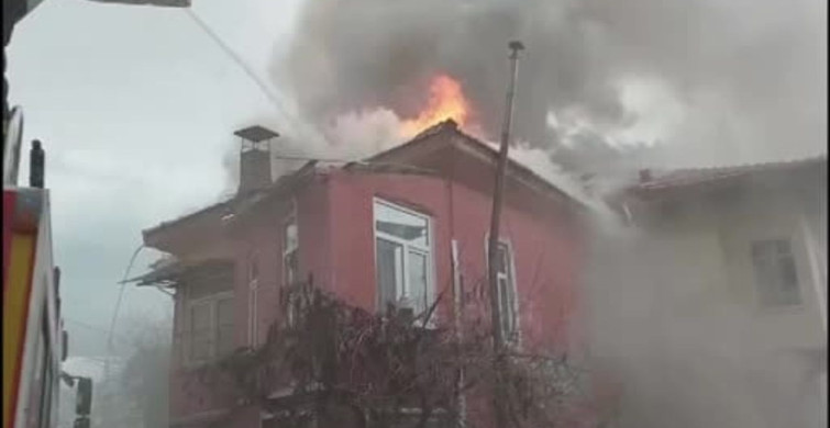 Burdur'da Çatı Yangını: İtfaiye Hızla Müdahale Etti