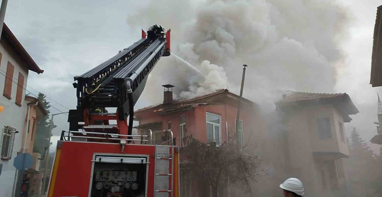 Burdur'da Çatı Yangını Kontrol Altına Alındı