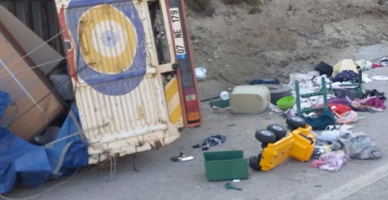 Burdur'da Ev Eşyası Taşıyan Kamyonet Devrildi: 1 Ölü 2 Yaralı