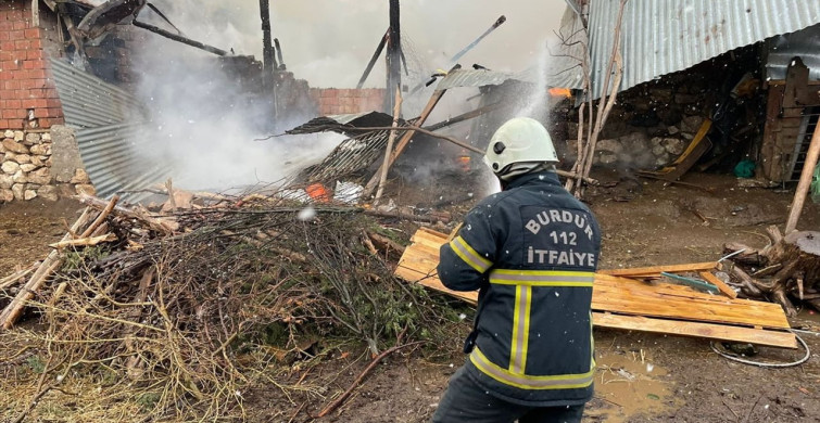 Burdur'da Ev Yangını: Ahıra Sıçrayan Alevler Kontrol Altına Alındı