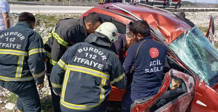 Burdur'da Kontrolden Çıkan Otomobil Şarampole Savruldu