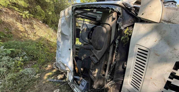 Burdur'da minibüs tarlaya uçtu: 8 yaralı