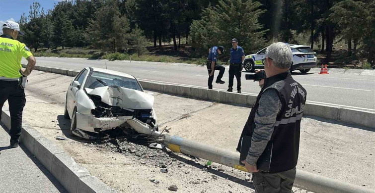Burdur'da Otomobil Elektrik Direğine Çarptı, 1 Kişi Yaralandı
