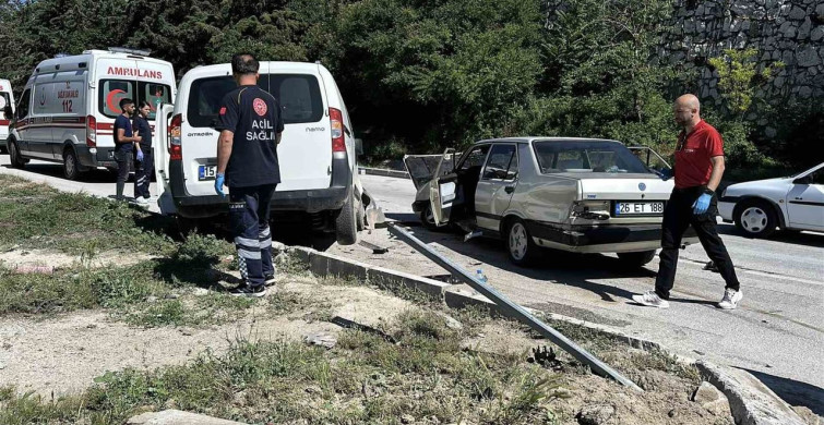 Burdur'da otomobil ile hafif ticari araç çarpıştı: 5 yaralı