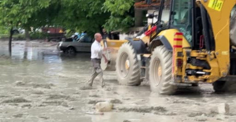 Burdur'da sağanak yağış sonrası evleri su bastı