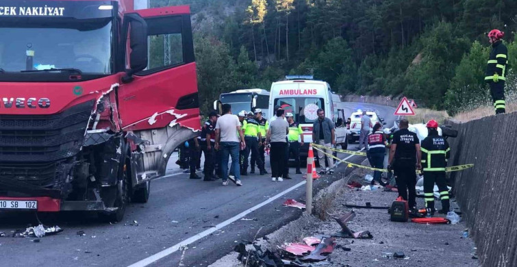 Burdur'da tır ile hafif ticari araç çarpıştı: 1 ölü, 1 yaralı