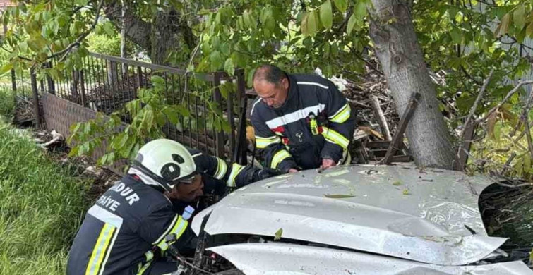 Burdur'da Trafik Kazası: Otomobil Ağaçla Çarpıştı