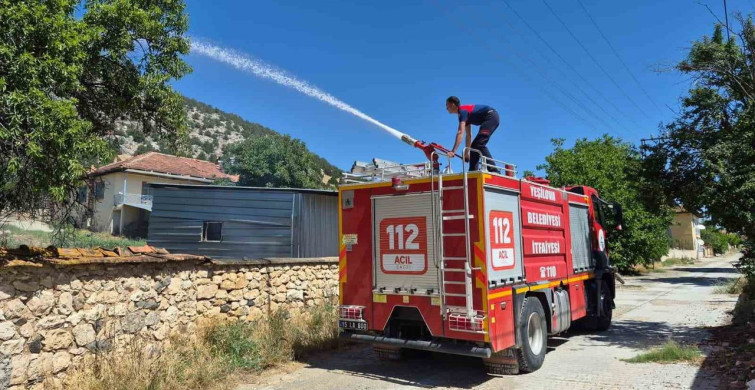 Burdur’un Yeşilova ilçesinde ev bahçesindeki yangın kısa sürede kontrol altına alındı