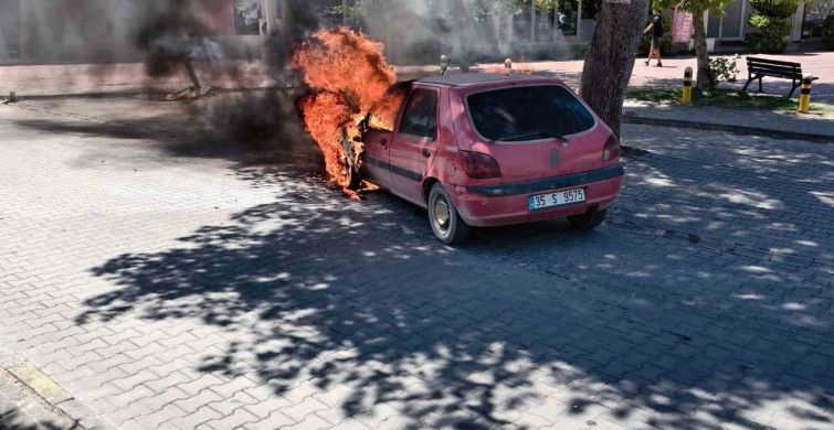 Burhaniye'de araç yangını itfaiye tarafından söndürüldü