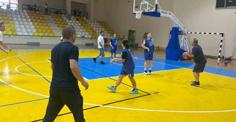 Burhaniye'de babalar günü'ne özel basketbol turnuvası